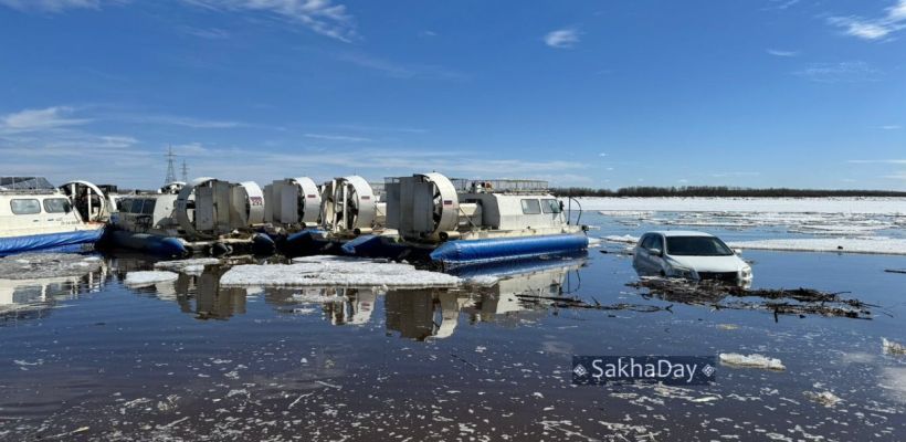 Видеофакт: В Якутске спасли автомобили, ушедшие под воду из-за паводка