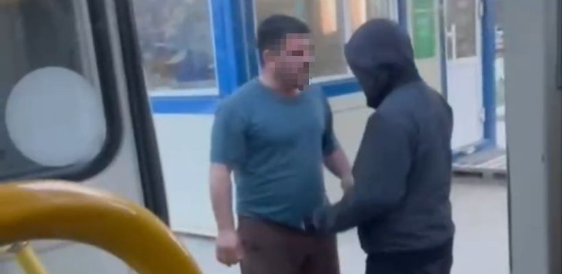 В Якутске водитель автобуса ответил на жалобу, что толкнул подростка из-за оскорбления