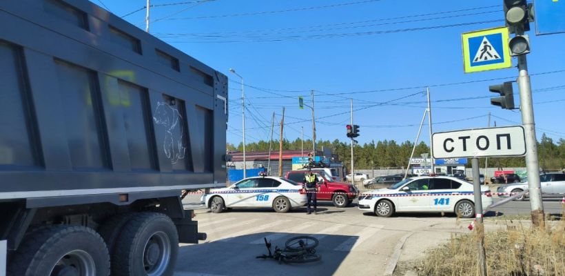 В Якутске грузовик наехал на несовершеннолетнего велосипедиста. Подросток погиб