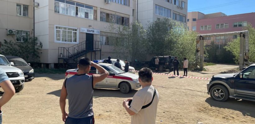 Маме с малолетним ребенком удалось укрыться от обстрела на улице Лермонтова в Якутске. Они шли мимо в детский сад