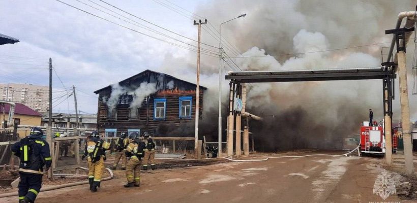 Два человека погибли при пожаре в двухэтажном доме в Якутске. Эвакуировано 15 человек