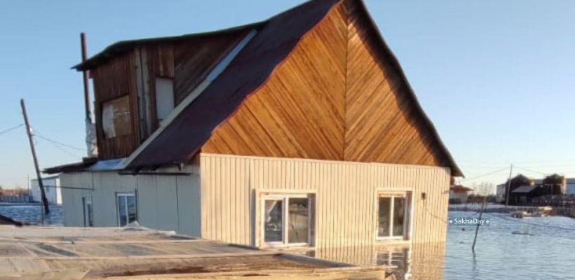 Пенсионерка из села Графский Берег Намского улуса пережила еще одно наводнение. На этот раз ей нужно справиться без мужа, который умер три года назад