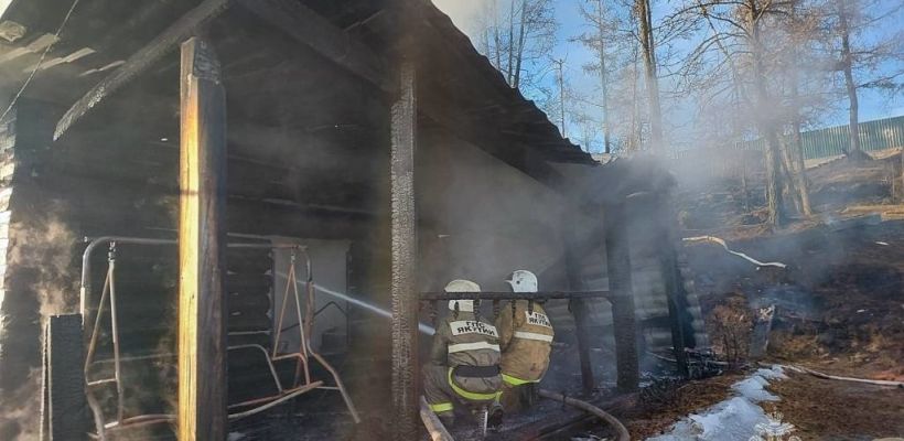 В селе Майя при пожаре погибли женщина и ее малолетний внук