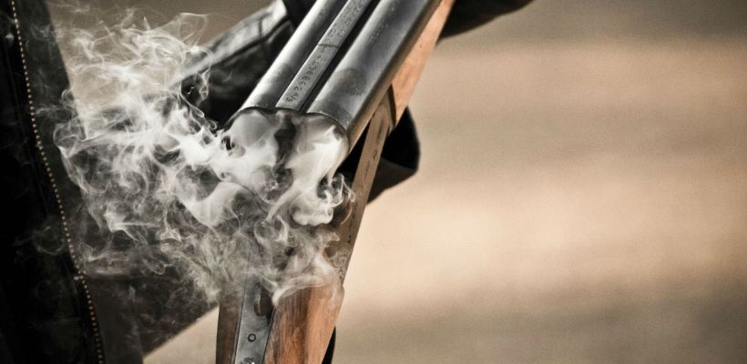 В Таттинском улусе смотритель конебазы открыл стрельбу по коллегам, один человек убит, второй ранен. Вооружившись, подозреваемый скрылся на лошади