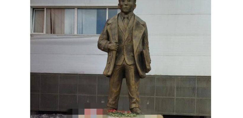 «Сделали какого-то гоблина». Родные Николая Тарского возмутились видом памятника прадеду в Борогонцах