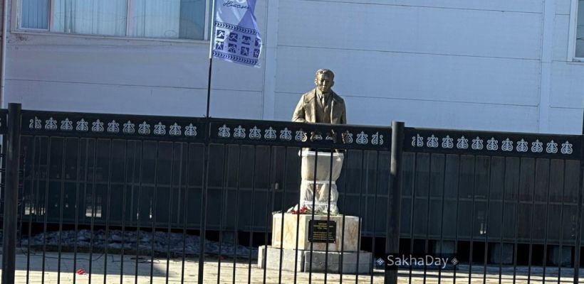 Скульптуре Николая Тарского пообещали удлинить ноги