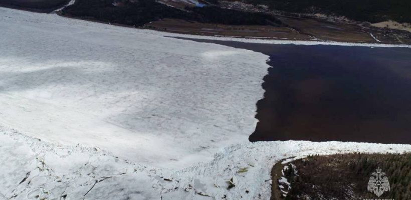 Уровень воды в реке Лена у города Ленска упал на 3,5 метра. В ближайшие сутки ледоход начнется у Олекминска