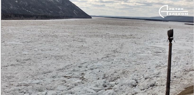 Затор льда образовался на реке Лена у Ленска. Уровень воды превысил норму на 90 сантиметров