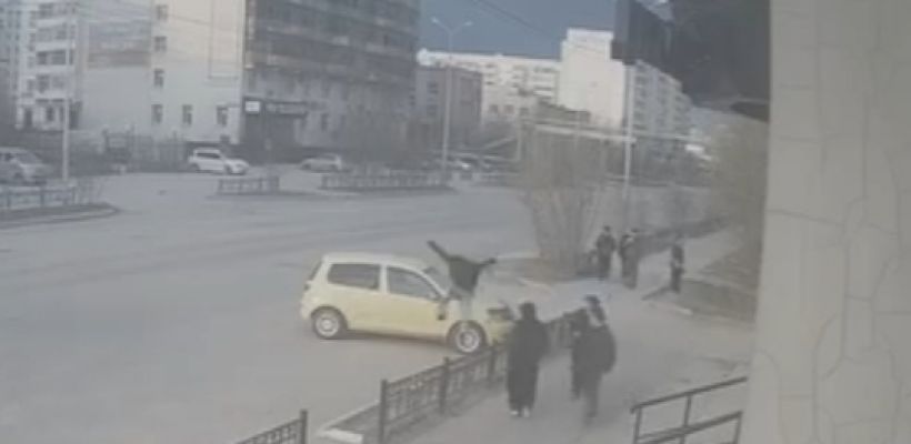 «Разбил стекло»: В Якутске владельцам авто стоит опасаться «паркурщиков»