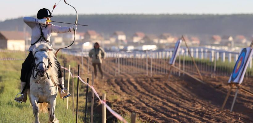 В Якутии введут новый вид состязаний — стрельбу из лука верхом на лошади