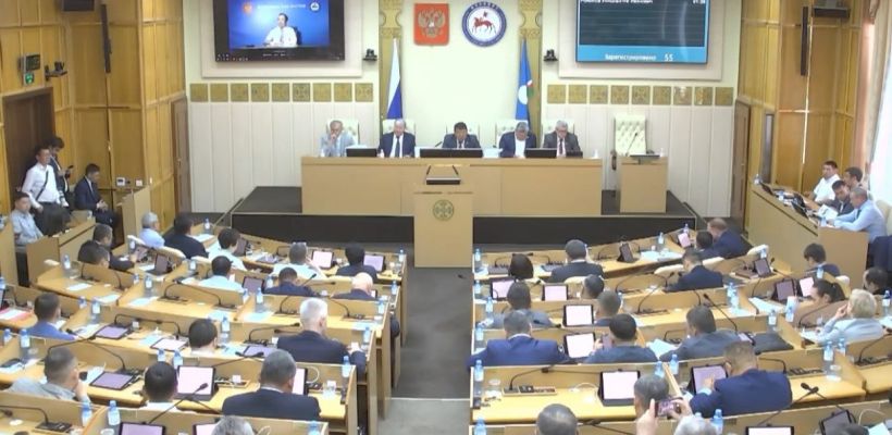 Айсен Николаев выступил в Ил Тумэне из «секретного места»