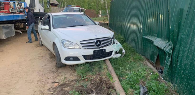 В Якутске водитель совершил наезд на забор