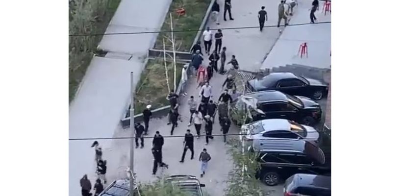 Мужчин, скандаливших у ресторана в Якутске, оштрафовали за неповиновение полиции