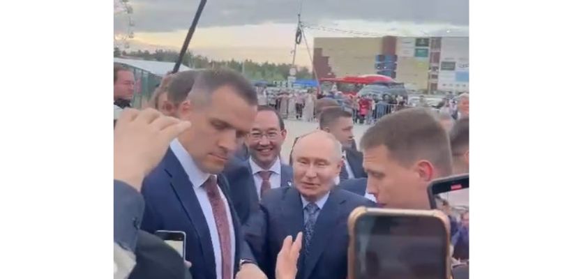Видеофакт: Путин вышел из кортежа в Якутске