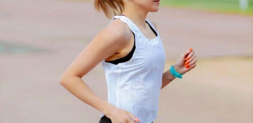 Уроженка Верхневилюйского улуса Алена Татаринова стала победительницей марафона «Белые ночи» в Санкт-Петербурге