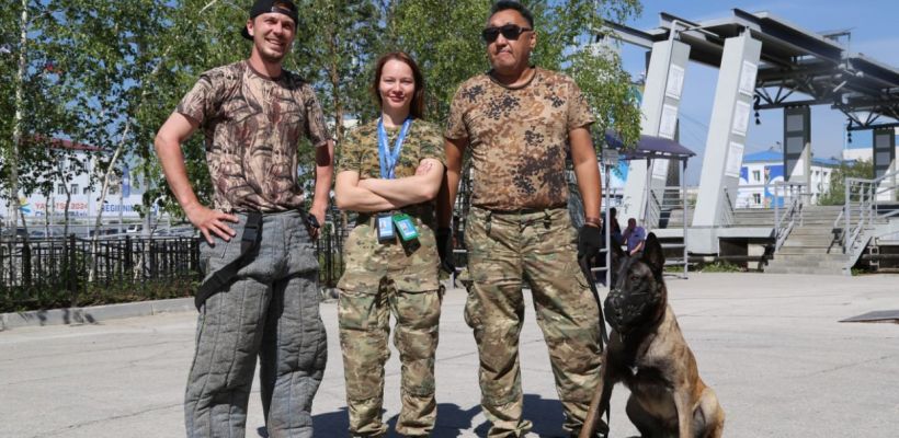 На территории аэропорта "Якутск" прошли показательные выступления, приуроченные ко Дню кинолога