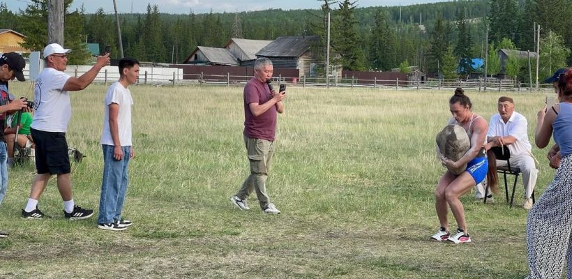 В Якутии впервые прошли соревнования по переноске камня среди женщин