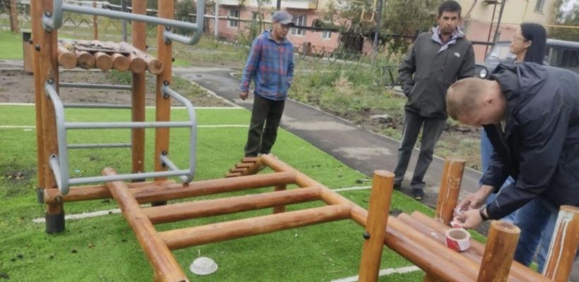 В Якутске ребенок ободрал колено о торчащий болт на детской площадке. УК, отвечающая за обустройство, не признала вину