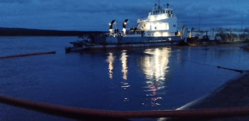 Судно ЛОРПа допустило разлив нефтепродуктов в реку Лена
