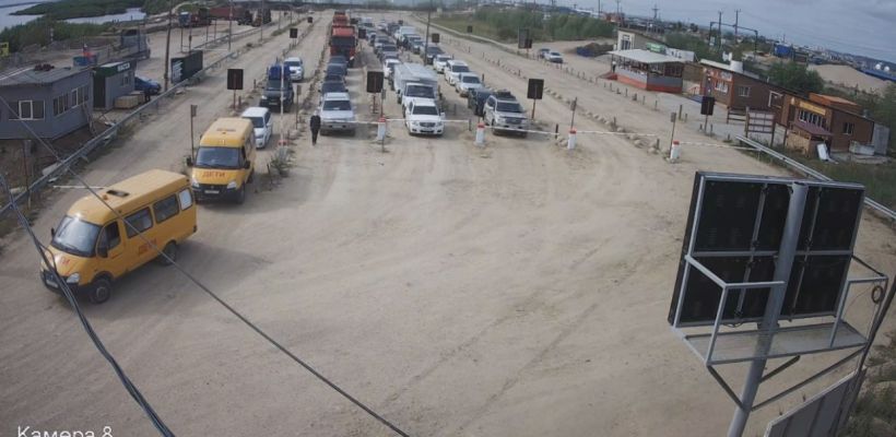 Власти Якутии обещают 14 паромов на переправе Якутск-Нижний Бестях. На деле их в два раза меньше