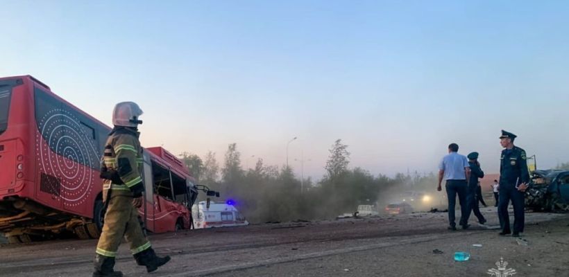 Кондуктора автобуса, сильнее всего пострадавшую в крупном ДТП в Жатае, готовят к операции. Она говорит, что водитель автобуса разговаривал по телефону