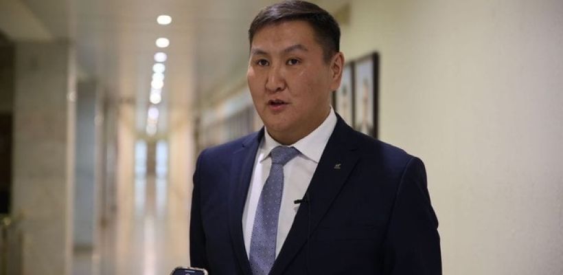 Глава Среднеколыского улуса, где лесные пожары угрожают населению, приехал на Ысыах Олонхо в Амгу. «Не обессудьте», — попросил он