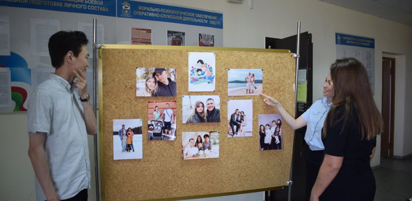 В здании якутской транспортной полиции распахнула свои двери новая фотовыставка «Полицейская семья»