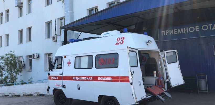 В Якутске строитель, упавший с высоты восьми метров, сломал руку