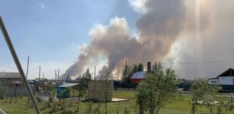Глава Среднеколымского улуса Иван Лаптев сообщил, что пожар может подойти к селу Сылгы-Ыытар с другой стороны