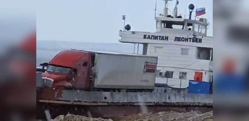 В Нижнем Бестяхе на реке Лена столкнулись два парома