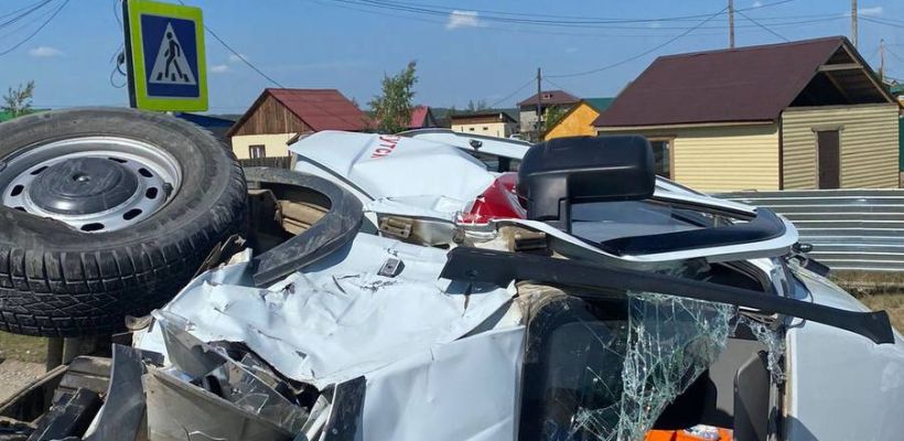 Бригада медиков пострадала при ДТП в пригороде Якутска. Они ехали на вызов