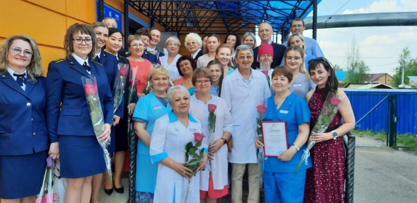 Сотрудников Медцентра АО «АК «ЖДЯ» поздравили с профессиональным праздником.