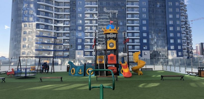 Неизвестный мужчина фотографировался с детьми в 203-м микрорайоне Якутска