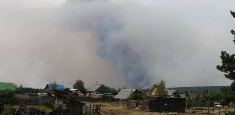 В Олекминском районе лесной пожар действует рядом с селом Дабан