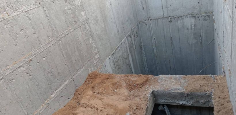 В Ленске строитель дома упал в шахту лифта