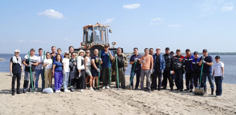 Водоканал провел экологическую акцию на берегу реки Лены