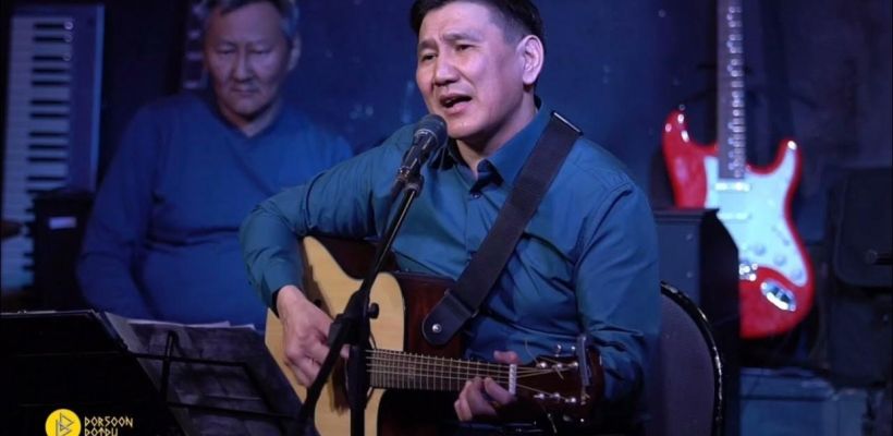 Певцу и любимцу публики Павлу Семенову исполнилось 50 лет. Вспоминаем его лучшие песни