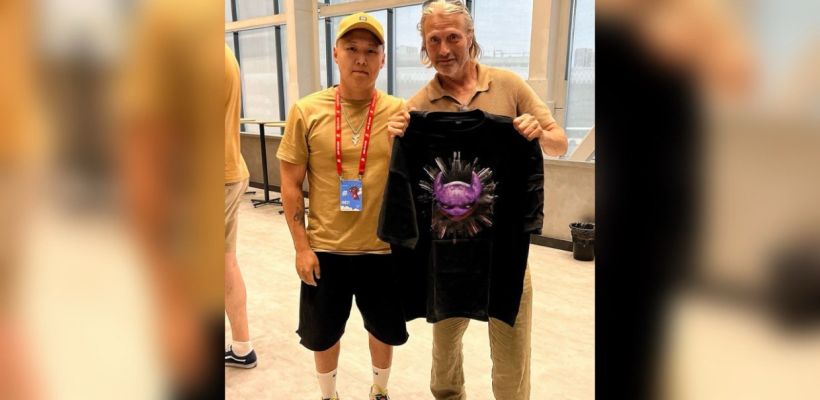 Якутский художник вручил мерч своего мультика актеру Мадсу Миккельсену