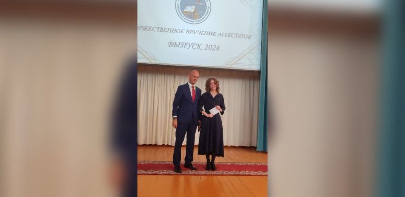 В Якутске выпускники разных лет вручают премию лучшим учащимся СОШ №26