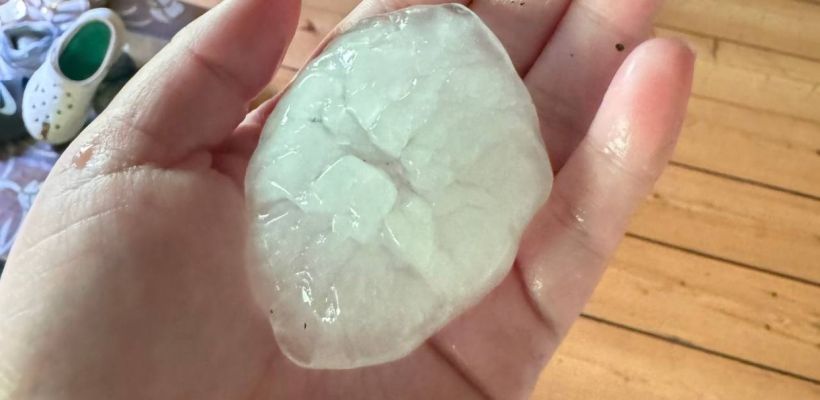 В Нюрбинском районе выпал град размером с куриное яйцо. Повреждены автомобили, сорваны крыши домов