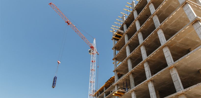 Рабочий погиб на стройке в Якутске. На него упал кусок цементного блока