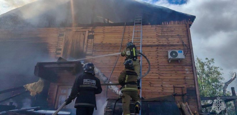 «Люди плачут, у них все сгорело». В Якутске загорелся двухэтажный дом на Халтурина