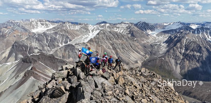 Якутские туристы присвоили безымянной горе имя первого президента Якутии Михаила Николаева