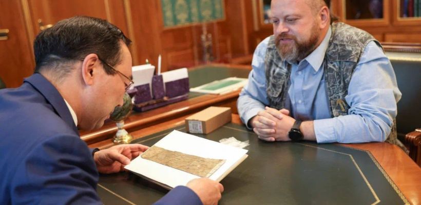 Айсену Николаеву показали серебряную монету, берестяные грамоты и коллекцию китайского фарфора