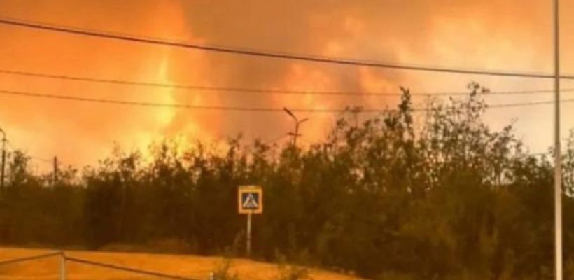 В Якутии лесной пожар бушует в 4 км от райцентра Абыйского улуса