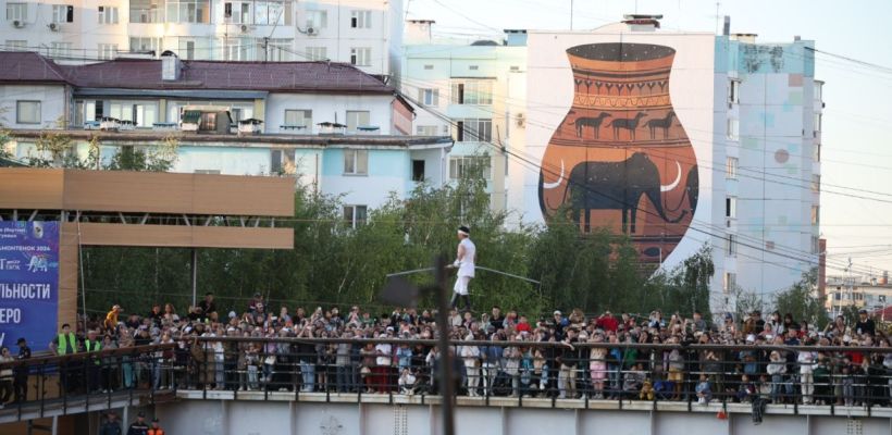 В Якутске артист цирка перешел через Талое озеро по канату (видео)