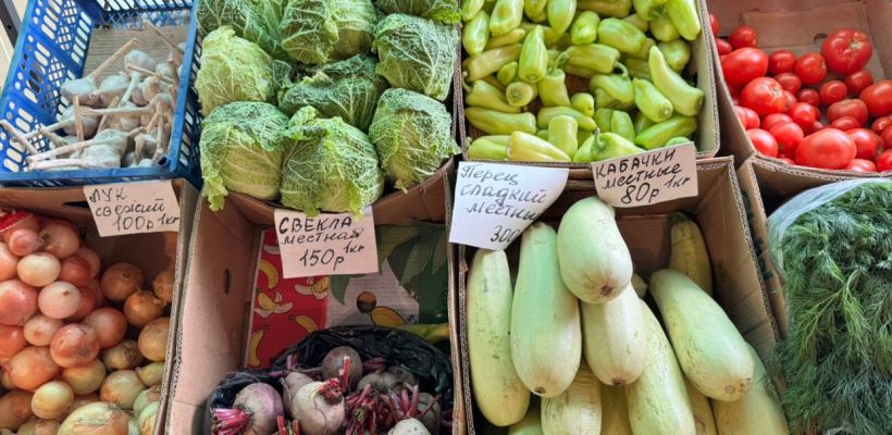 Сколько стоят овощи на рынке Якутска? Картофель по 250 рублей, помидоры по 350 рублей за кг