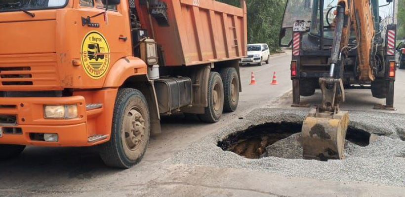 Провал на Дзержинского заасфальтируют в понедельник вечером