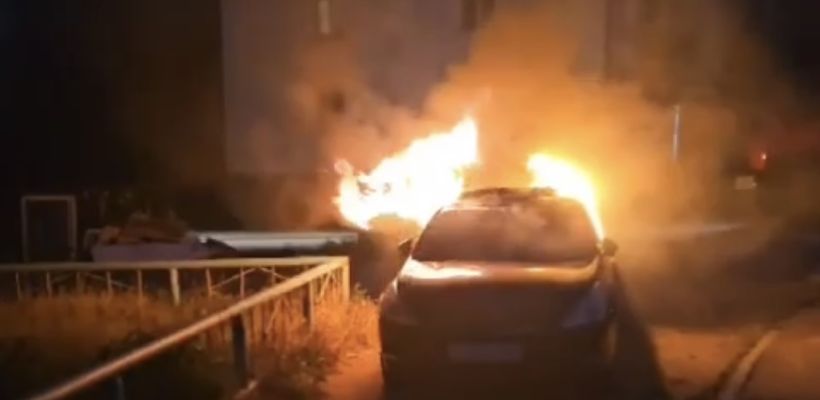 В поселке Мохсоголлох неизвестные подожгли автомобиль