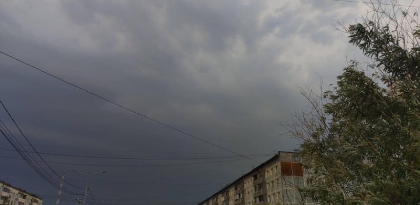 Метеорологи объяснили причину продолжительных гроз и шквалистого ветра в Якутске 14 июля